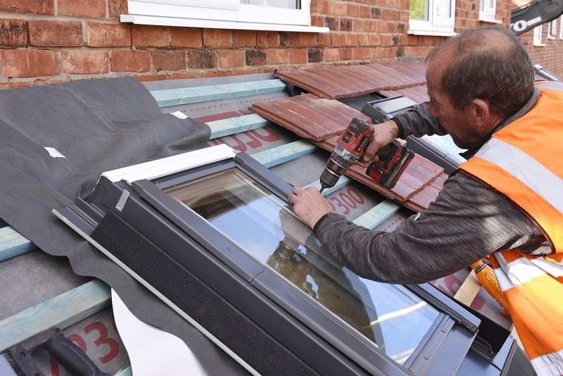 Replacing a roof window